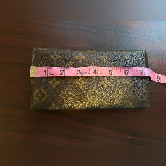 Authentic Louis Vuitton Sarah Wallet - Monogram & Fuchsia - Picture 15 of 16